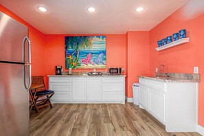 Full-sized fridge, microwave, oven, stovetop - The Flight Deck: 4  BR, 3  BA House in Port Bolivar, Sleeps 12 (Bolivar Peninsula)