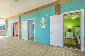 4 bedrooms, free WiFi - The Flight Deck: 4  BR, 3  BA House in Port Bolivar, Sleeps 12 (Port Bolivar)