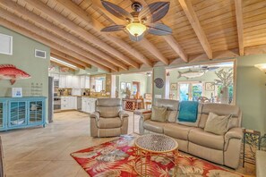 TV - P34 - Beautiful 4 bedroom 2 bath, single family home with private pool and deep water dockage. (Key Colony Beach)