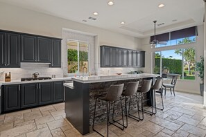 Kjøleskap, mikrobølgeovn, oppvaskmaskin og kaffetrakter/tekoker