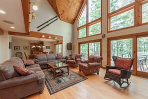 电视、壁炉、DVD 播放器、电脑显示器