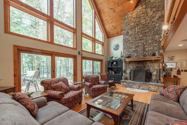 电视、壁炉、DVD 播放器、电脑显示器