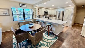 Dining - Soak up the Florida sunshine in this spacious poolside condo with views of the ocean. (Saint Augustine)