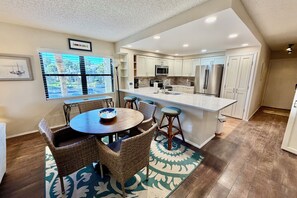 Dining - Soak up the Florida sunshine in this spacious poolside condo with views of the ocean. (Saint Augustine)