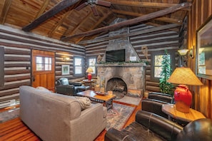 Interior - Cozy Dog Friendly Cabin w/ Hot Tub & Lake Access (Oakland)