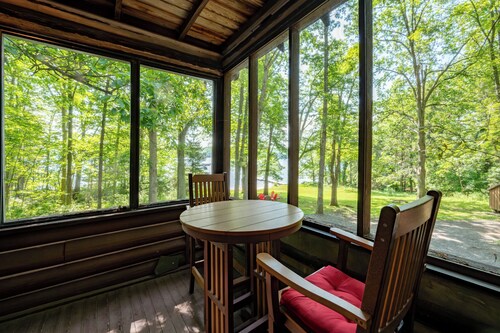 Cozy Dog Friendly Cabin w/ Hot Tub & Lake Access