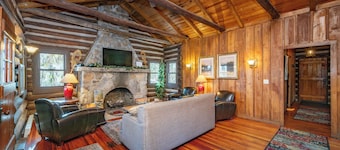 Cozy Dog Friendly Cabin w/ Hot Tub & Lake Access