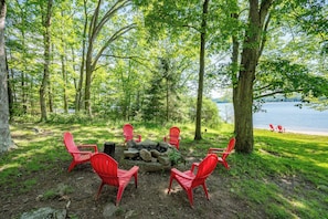 Property grounds - Cozy Dog Friendly Cabin w/ Hot Tub & Lake Access (Oakland)