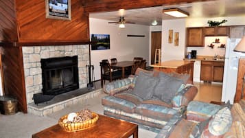 Televisión, chimenea y tenis de mesa