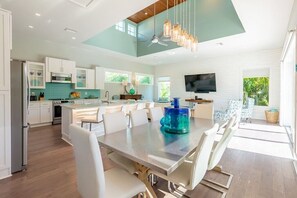 Fridge, microwave, oven, stovetop - Beach Side Paradise-Beautiful luxury 6 bedrooms with amazing views, private pool (Bradenton Beach)