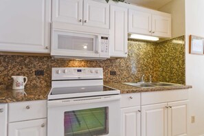 Refrigerador, microondas, parrilla de estufa y cafetera y tetera 