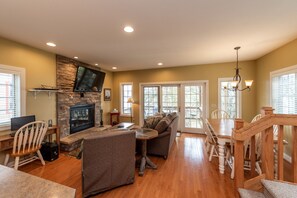 تلفزيون بشاشة مسطحة، مدفأة، مشغل دي في دي، شاشة كمبيوتر