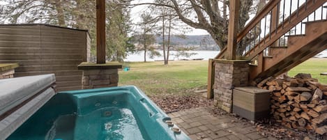 Outdoor spa tub