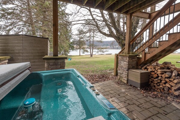 Outdoor spa tub