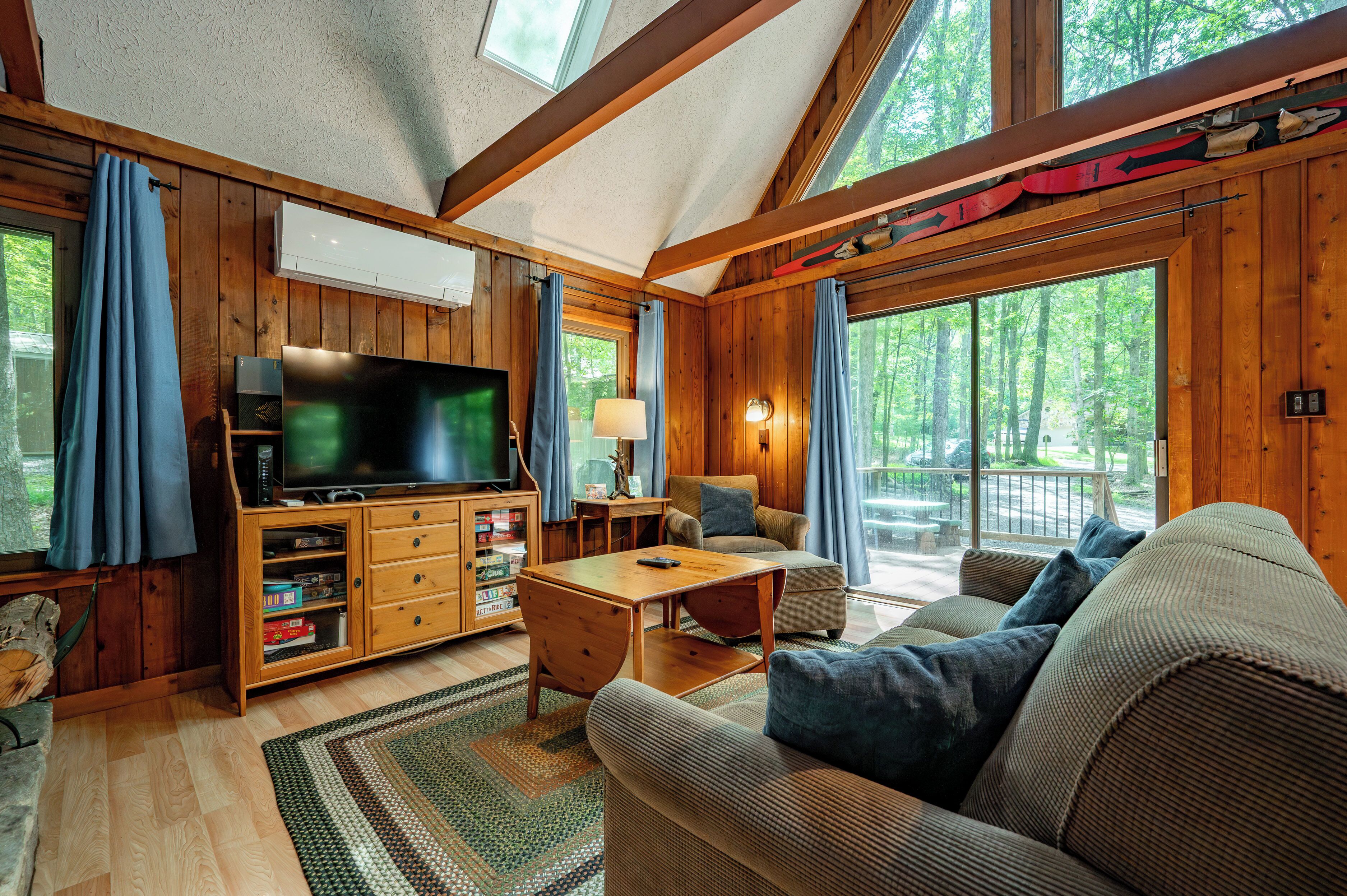 Smart-tv, eldstad och dvd-spelare