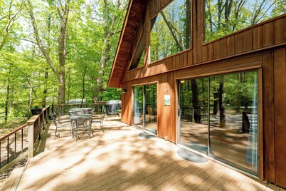 Woodsy Dog Friendly Retreat w/ Lake Access