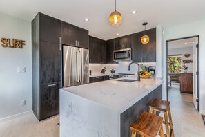 Een koelkast, een magnetron, een oven, een kookplaat