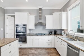 Refrigerador, horno, lavavajillas y cafetera y tetera 