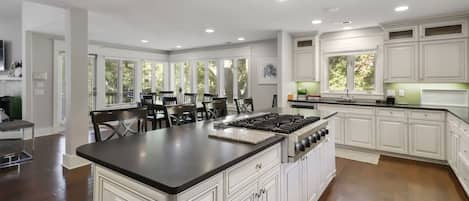 冷蔵庫、電子レンジ、オーブン、コンロ