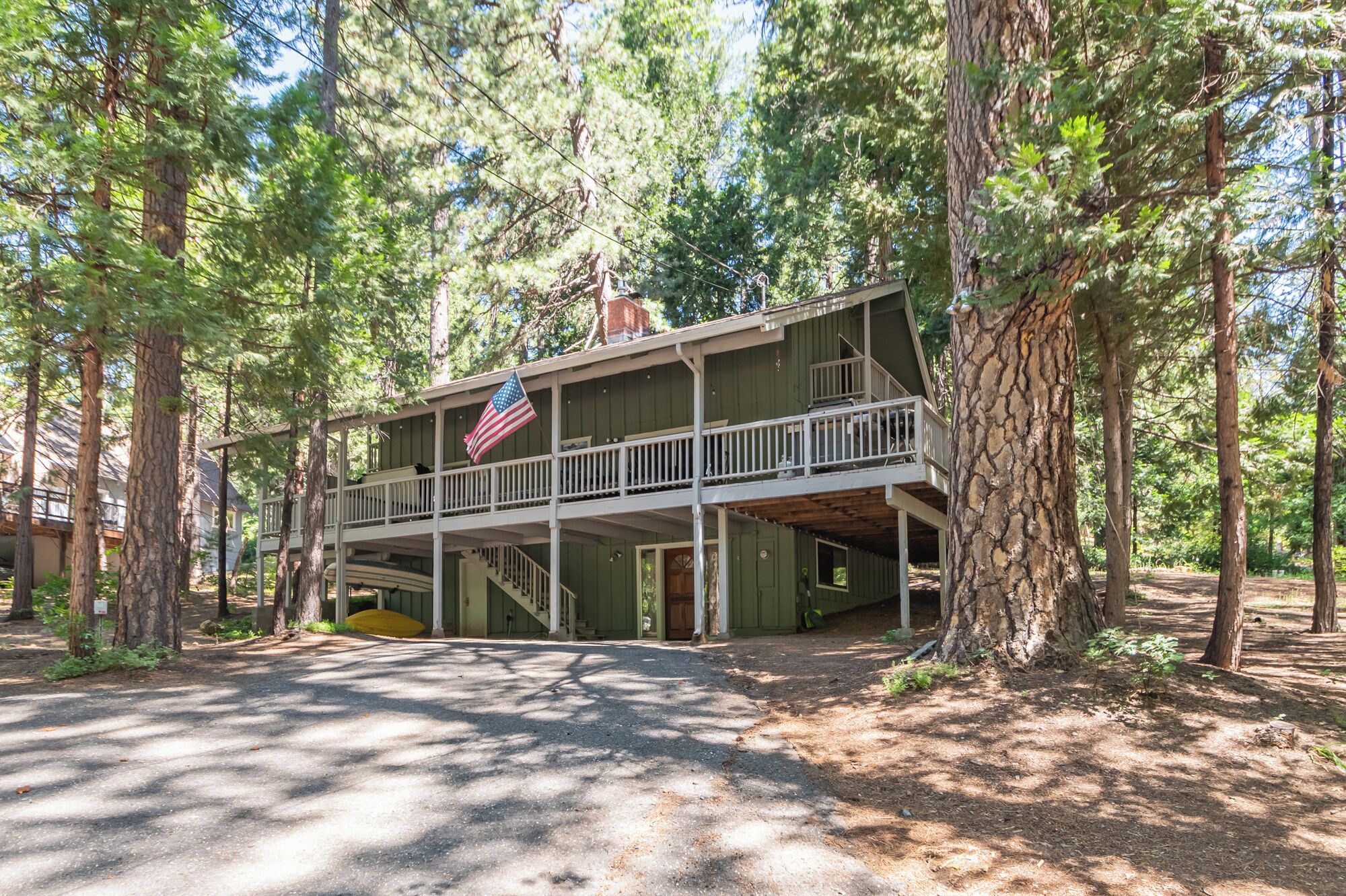 ACROSS FROM LAKEMONT PINES LAKE SLEEPS 17 W/HOT TUB, PET FRIENDLY