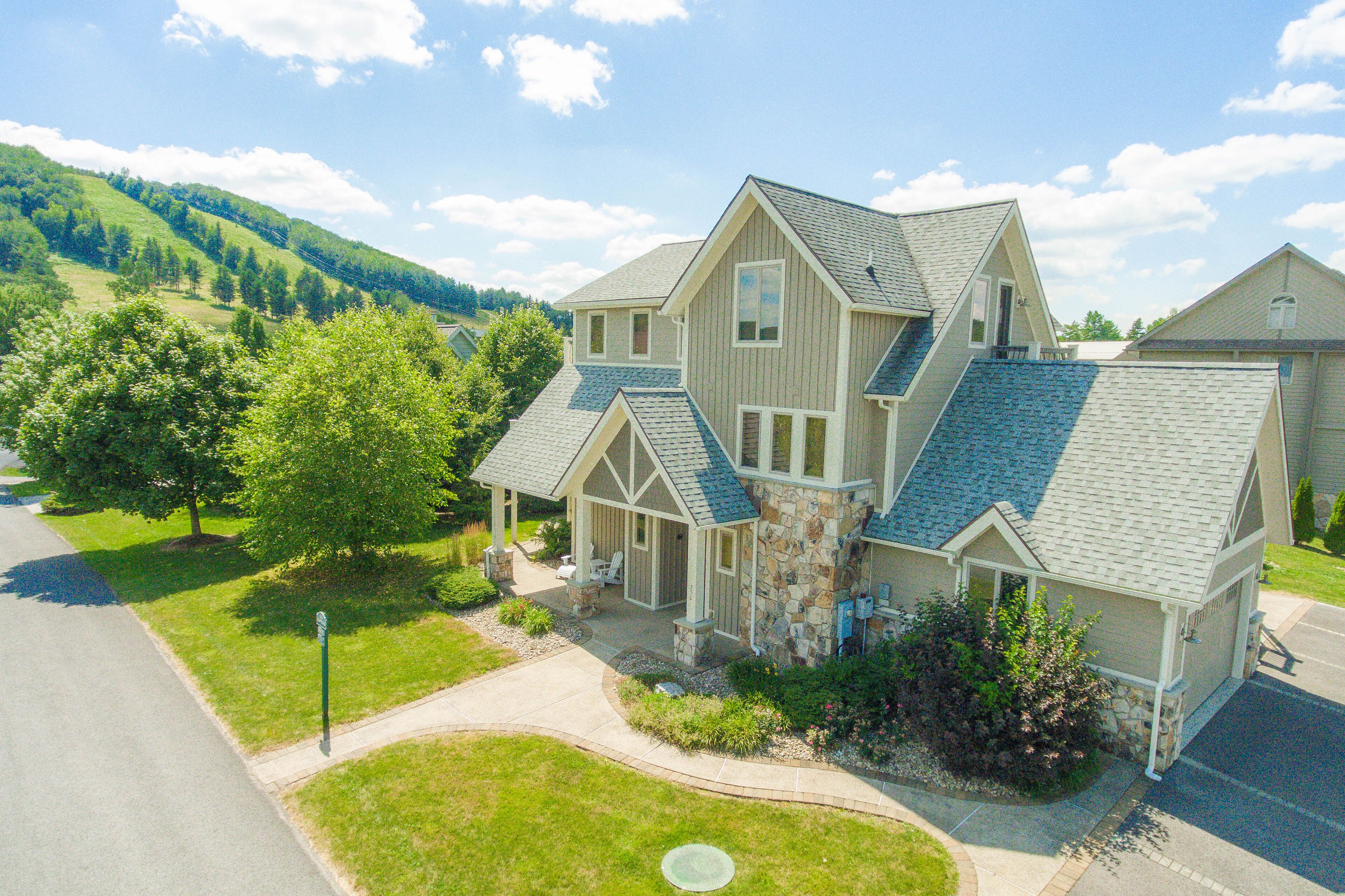 Rapture: Lake Access, Dock Slip, Hot Tub, Corn Hole, Pool Table!