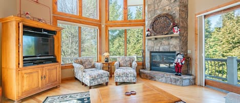 TV connectée, cheminée, lecteur de DVD, table de tennis de table