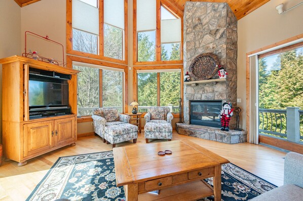 Smart TV, fireplace, DVD player, ping pong