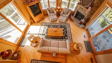 Smart TV, fireplace, DVD player, table tennis