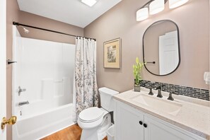 Bañera con ducha, secador de pelo, toallas