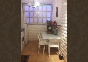 Full-sized fridge, microwave, stovetop, coffee/tea maker
