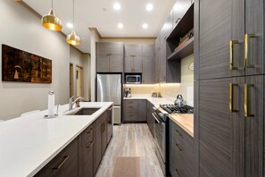 Coffee/tea maker, fridge, microwave, oven