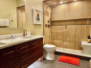 Duschwanne, Haartrockner, Handtücher