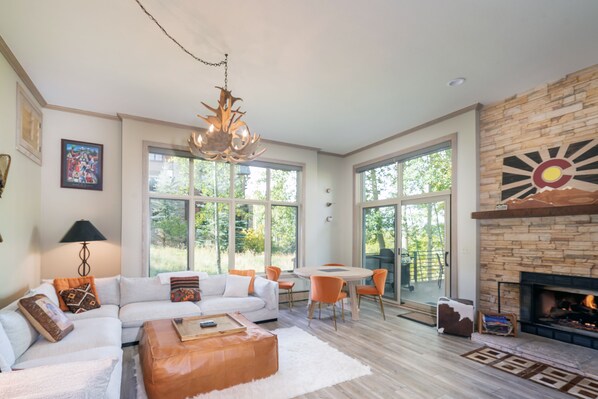 Smart-TV, Kamin, DVD-Player, Bücher