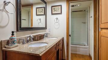 SĂšche-cheveux, serviettes fournies, savon, shampoing