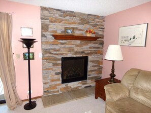 Televisión y chimenea 