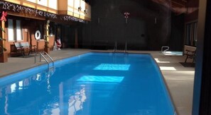 Una piscina techada, una piscina climatizada