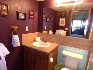 Bañera con ducha, toallas