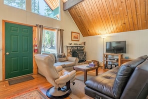 Flat-screen TV, fireplace, DVD player