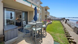 Een accommodatie aan zee met een balkon, terras en uitzicht op de oceaan.