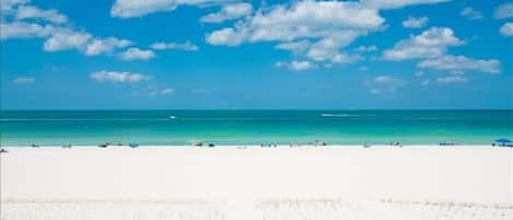 Una spiaggia nelle vicinanze