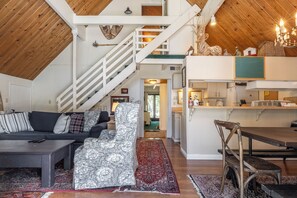 Fernseher, Kamin, DVD-Player