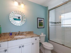 Suihkun ja ammeen yhdistelmä, hiustenkuivaaja, pyyhkeet