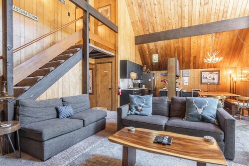 Chalet #12, Slope Side Ski in Ski Out Spacious Fam
