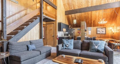 Chalet #12, Slope Side Ski in Ski Out Spacious Fam
