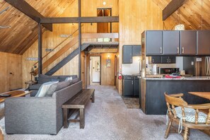 Fernseher, Kamin, DVD-Player