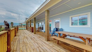 Outdoor dining - 1 Sea and Sea - Cozy home in a quiet family area! (Bolivar Peninsula)