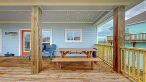 Outdoor dining - 1 Sea and Sea - Cozy home in a quiet family area! (Bolivar Peninsula)