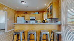 Fridge, microwave, oven, stovetop - 1 Sea and Sea (Bolivar Peninsula)