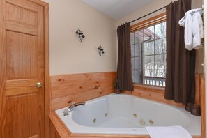 Shower, jetted bath, towels - Luxury Mountain Escape w/ Hot Tub & Fireplaces (OAKLAND)