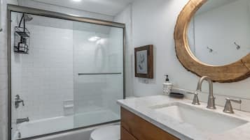 SĂšche-cheveux, serviettes fournies, savon, shampoing